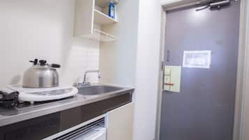 Refrigerador, microondas, arrocera y utensilios de cocina