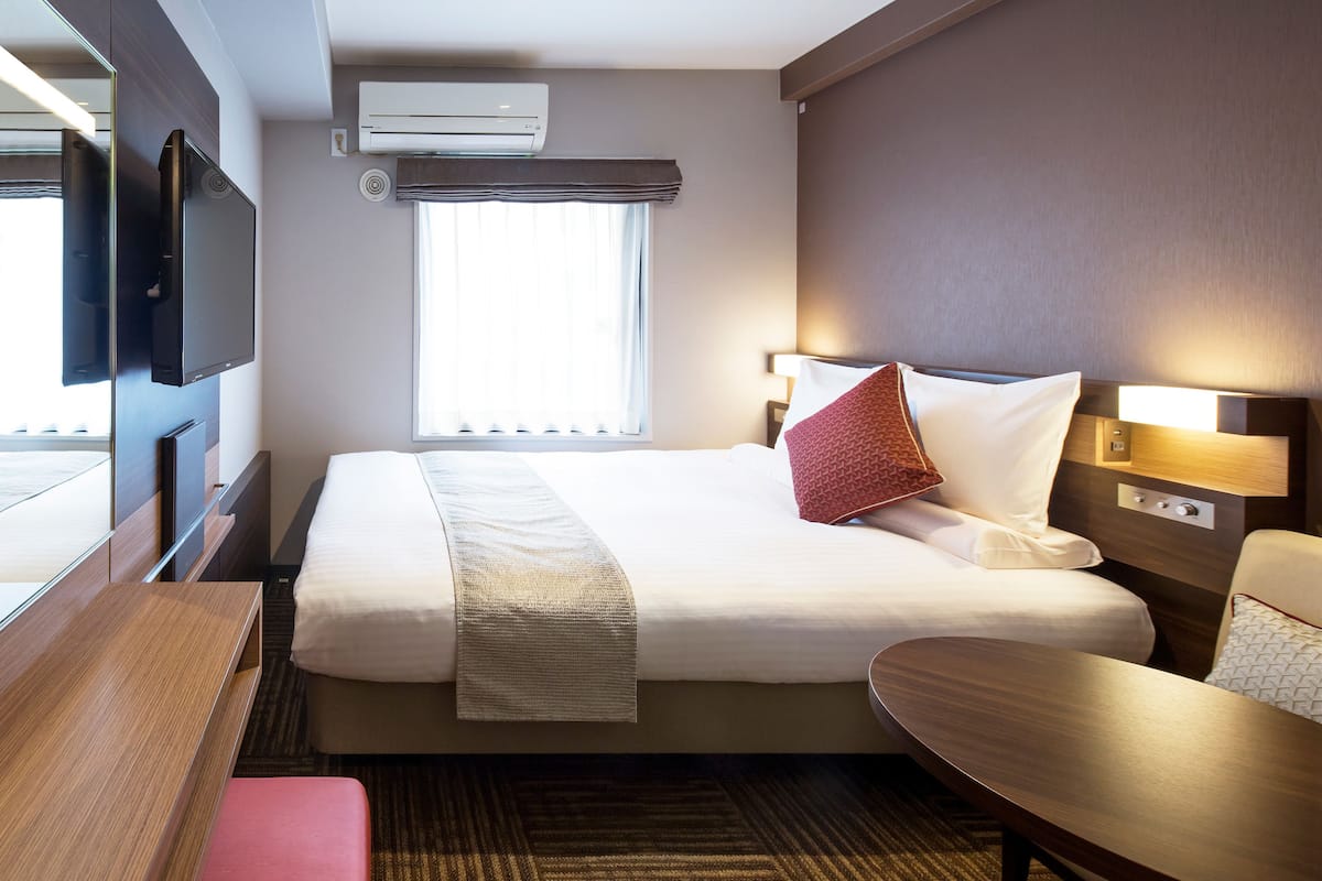Down duvets, desk, blackout curtains, free WiFi