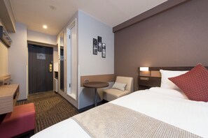Down comforters, desk, blackout drapes, free WiFi - Hotel MyStays Gotanda (Tokyo)