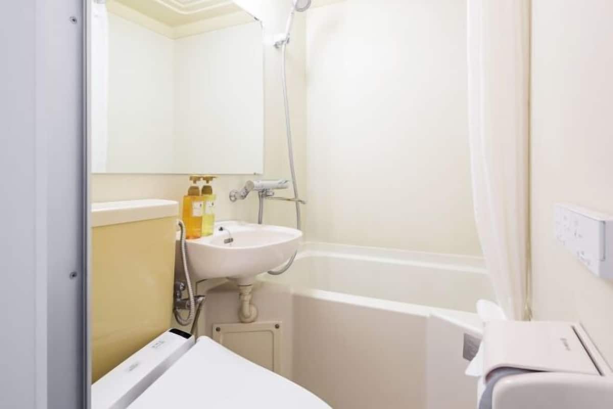 Badezimmer | Dusche, Haartrockner, Bidet, Handtücher