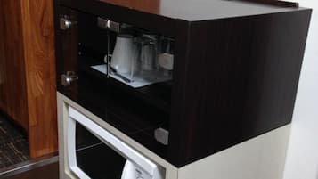 Refrigerador, microondas, placa de cocina