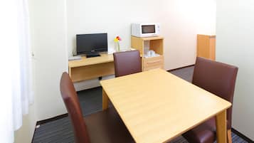Phòng 3 Superior, hút thuốc (With Kitchenette) | Bàn, bàn ủi/dụng cụ ủi quần áo, truy cập Internet không dây miễn phí