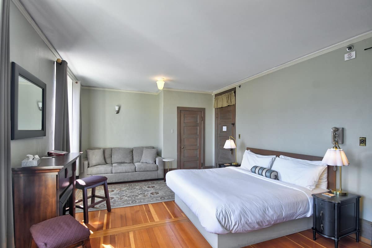 Suite, 1 King Bed with Sofa Bed (Clawfoot Tub/Shower Combo)