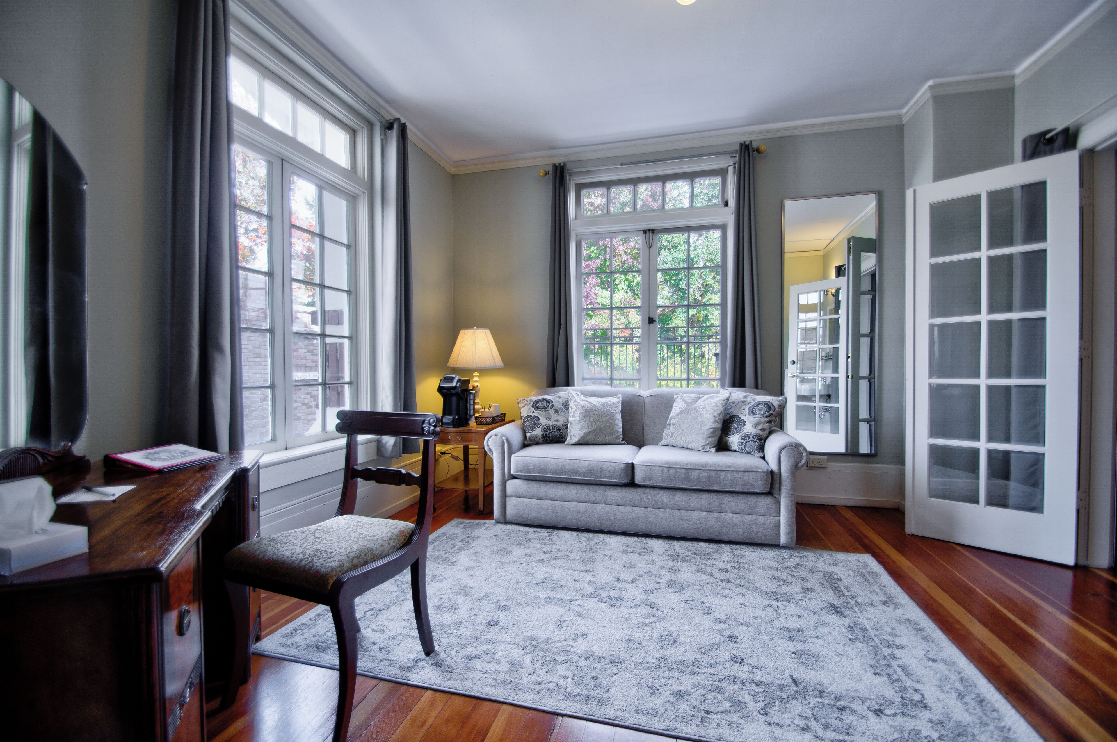 Suite, 1 très grand lit et 1 canapé-lit (W/ Clawfoot Bathtub) | Coin séjour