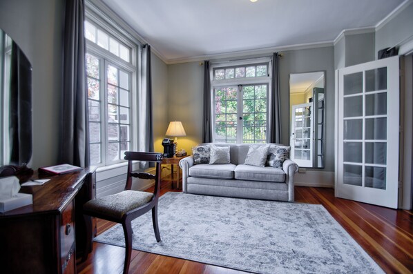 Suíte, 1 cama King e sofá-cama (W/ Clawfoot Bathtub) | Área de estar