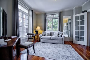 Sviitti, 1 suuri parisänky ja vuodesohva (W/ Clawfoot Bathtub) | Oleskelualue