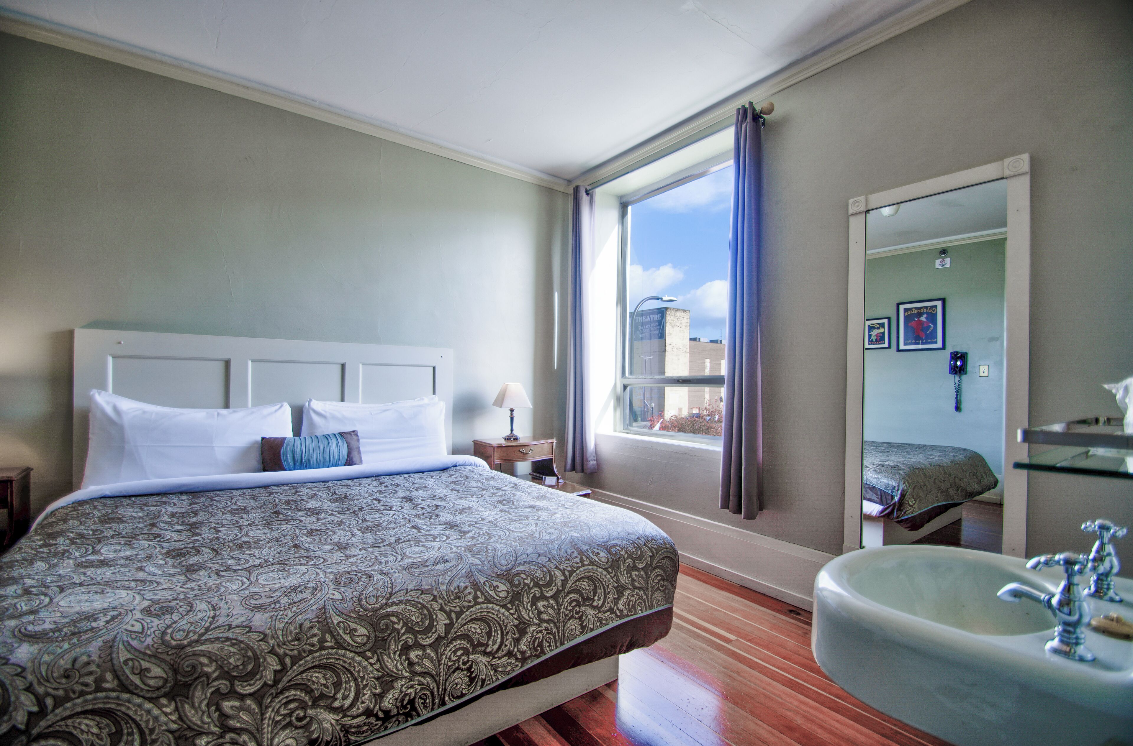 스위트, 킹사이즈침대 1개 및 소파베드 (W/ Marble Shower) | 고급 침구, 각각 다른 스타일의 인테리어, 각각 다르게 가구 비치, 암막 커튼