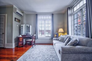 Suíte, 1 cama King e sofá-cama (W/ Clawfoot Bathtub) | Área de estar