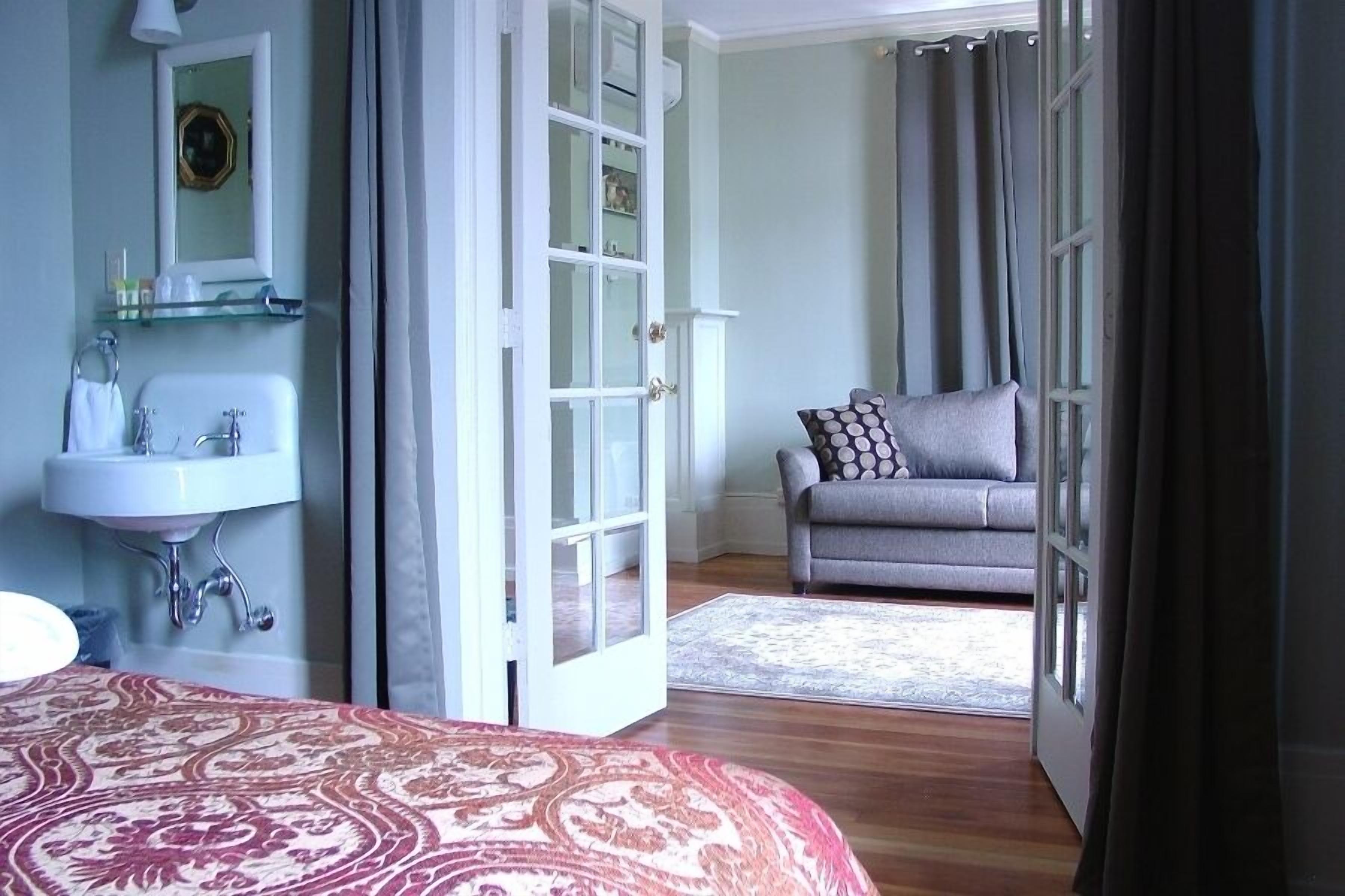 suite, 1 king bed with sofa bed (w/ clawfoot bathtub) | living room