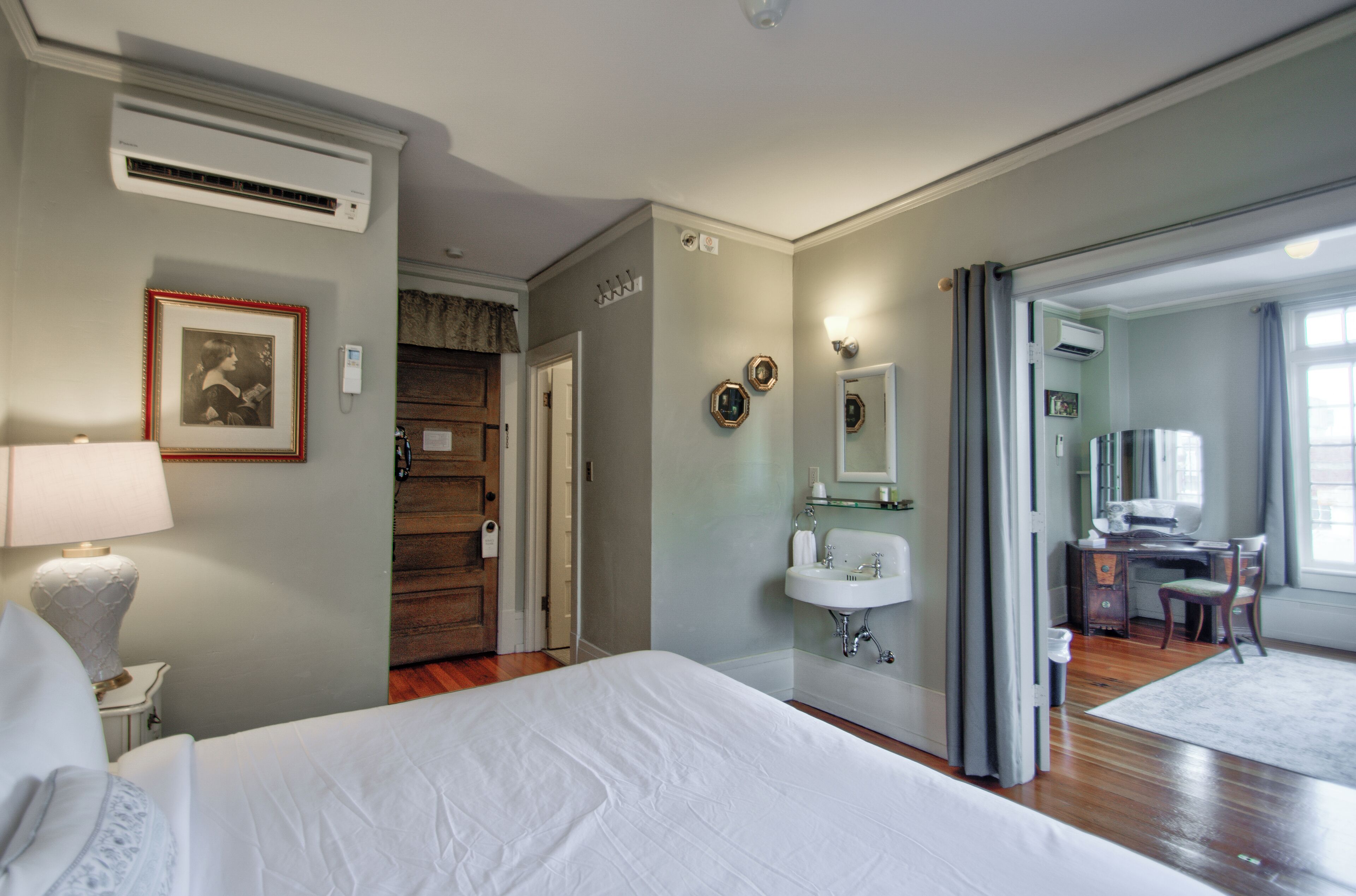 Suite, 1 kingsize bed met slaapbank (W/ Clawfoot Bathtub) | Luxe beddengoed, individueel gedecoreerd, individueel gemeubileerd