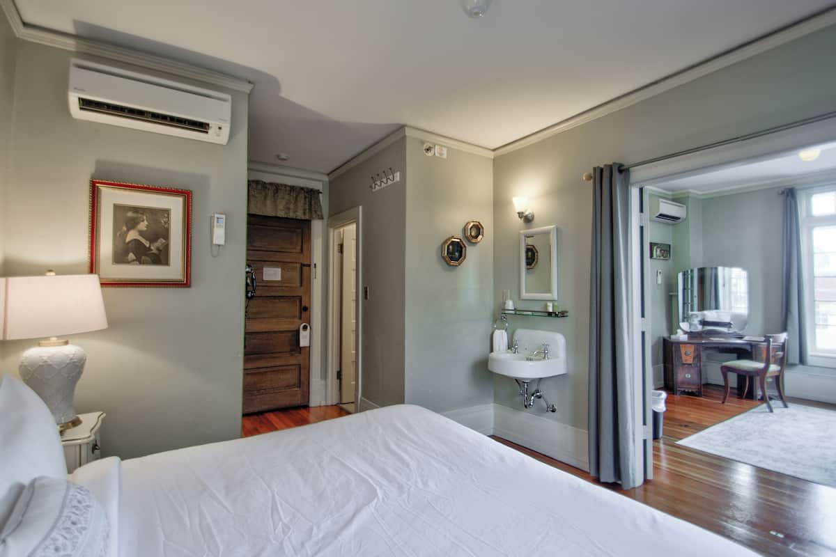 Suite, 1 King Bed with Sofa Bed (W/ Clawfoot Bathtub) | Premium bedding, individually decorated, individually furnished