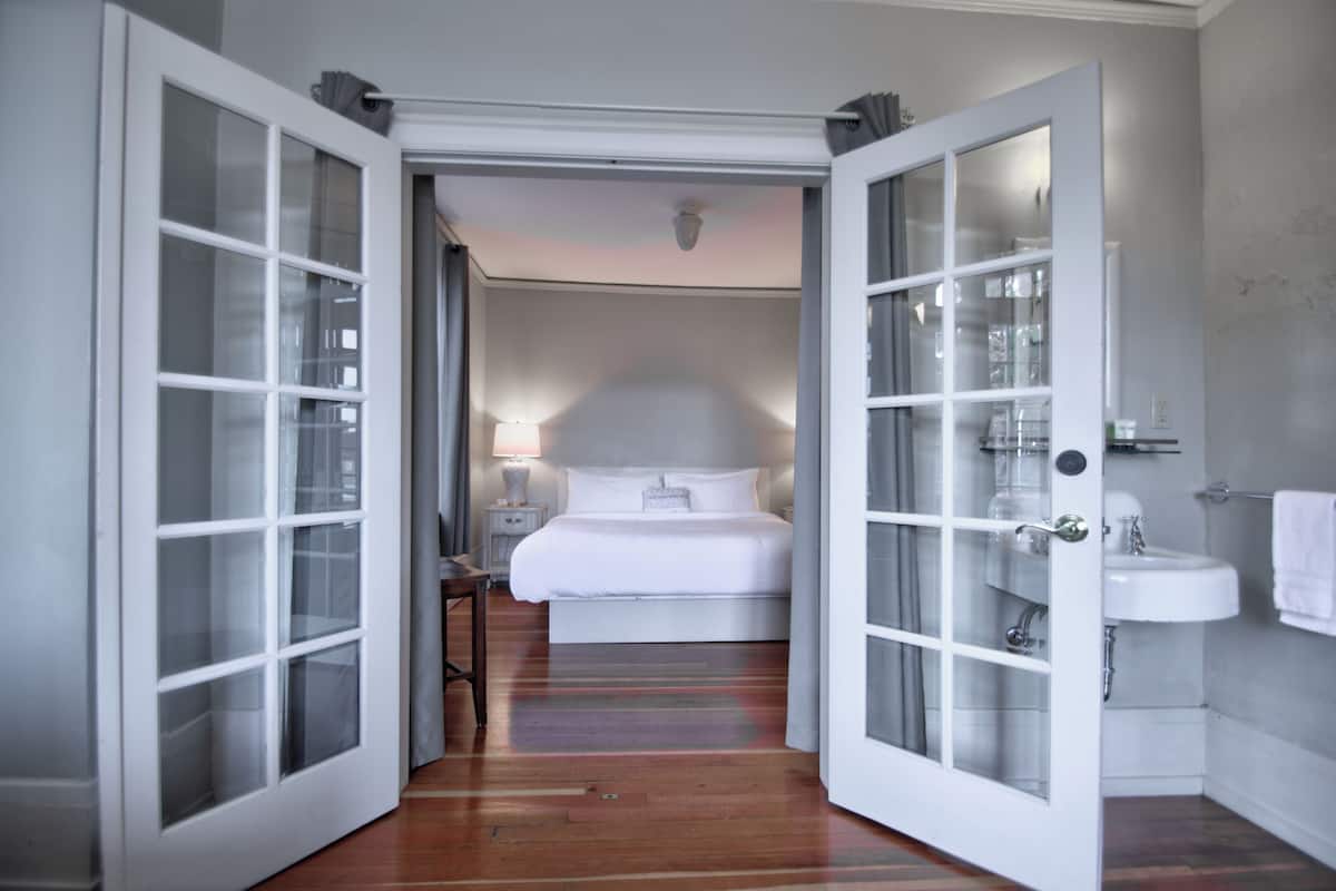 Suíte, 1 cama King e sofá-cama (W/ Clawfoot Bathtub) | Roupas de cama premium, individualmente decorados