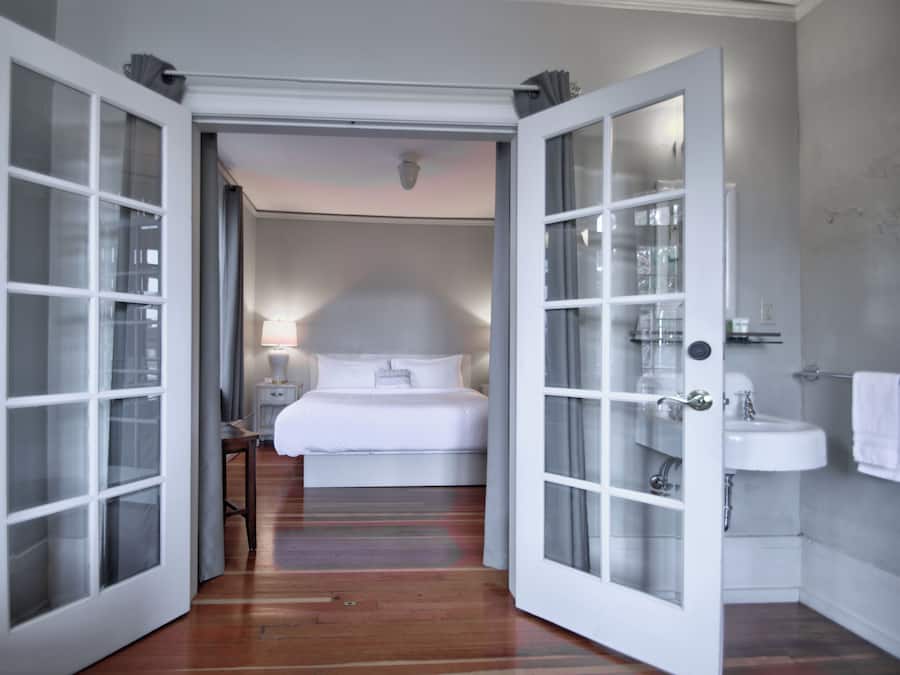 Suite, 1 King Bed with Sofa Bed (W/ Clawfoot Bathtub) | Premium bedding, individually decorated, individually furnished