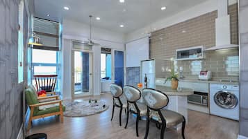 Refrigerador, parrilla de estufa y tetera eléctrica