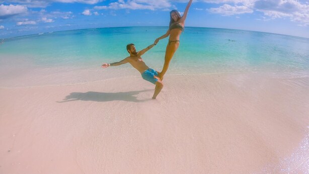 A beach scene with clear turquoise water and a sandy shore. - Che Playa Hostel & Bar (Playa del Carmen)