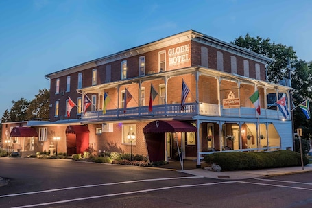 Fachada da propriedade à noite. The Globe Inn