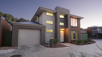 Hus - 3 sovrum (8/3 Shamrock Street, Bendigo) | Skrivbord, mörkläggningsgardiner, strykjärn/strykbräda och barnsängar