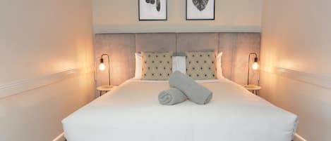 Quarto executivo | Escrivaninha, cortinas blackout, ferros/tábuas de passar roupa