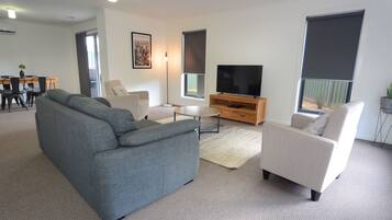 Hus - 3 sovrum (8/3 Shamrock Street, Bendigo) | Vardagsrum | 32-tums platt-tv med digitalkanaler och tv