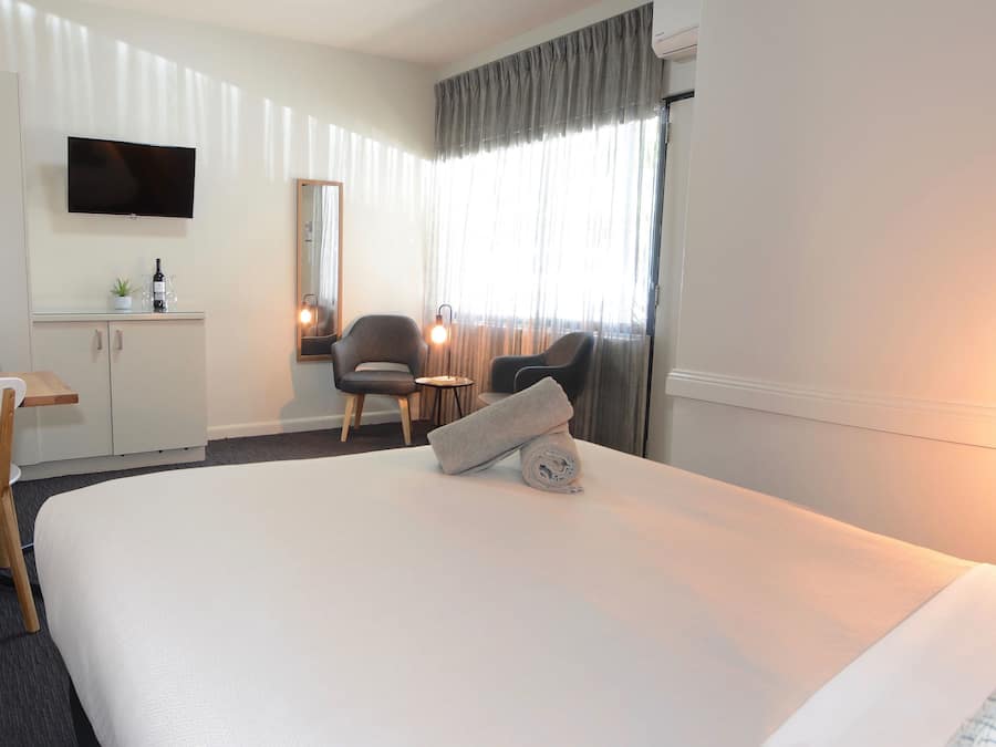 Quarto executivo | Escrivaninha, cortinas blackout, ferros/tábuas de passar roupa