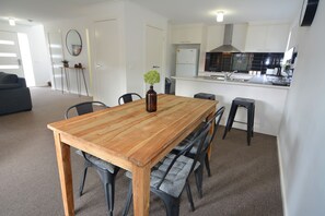 Casa, 3 habitaciones (8/3 Shamrock Street, Bendigo) | Zona de estar | Televisión de pantalla plana de 32 pulgadas con canales digitales