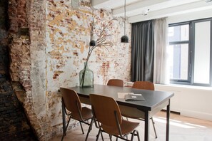 Suite, 1 chambre, terrasse | Restauration dans la chambre