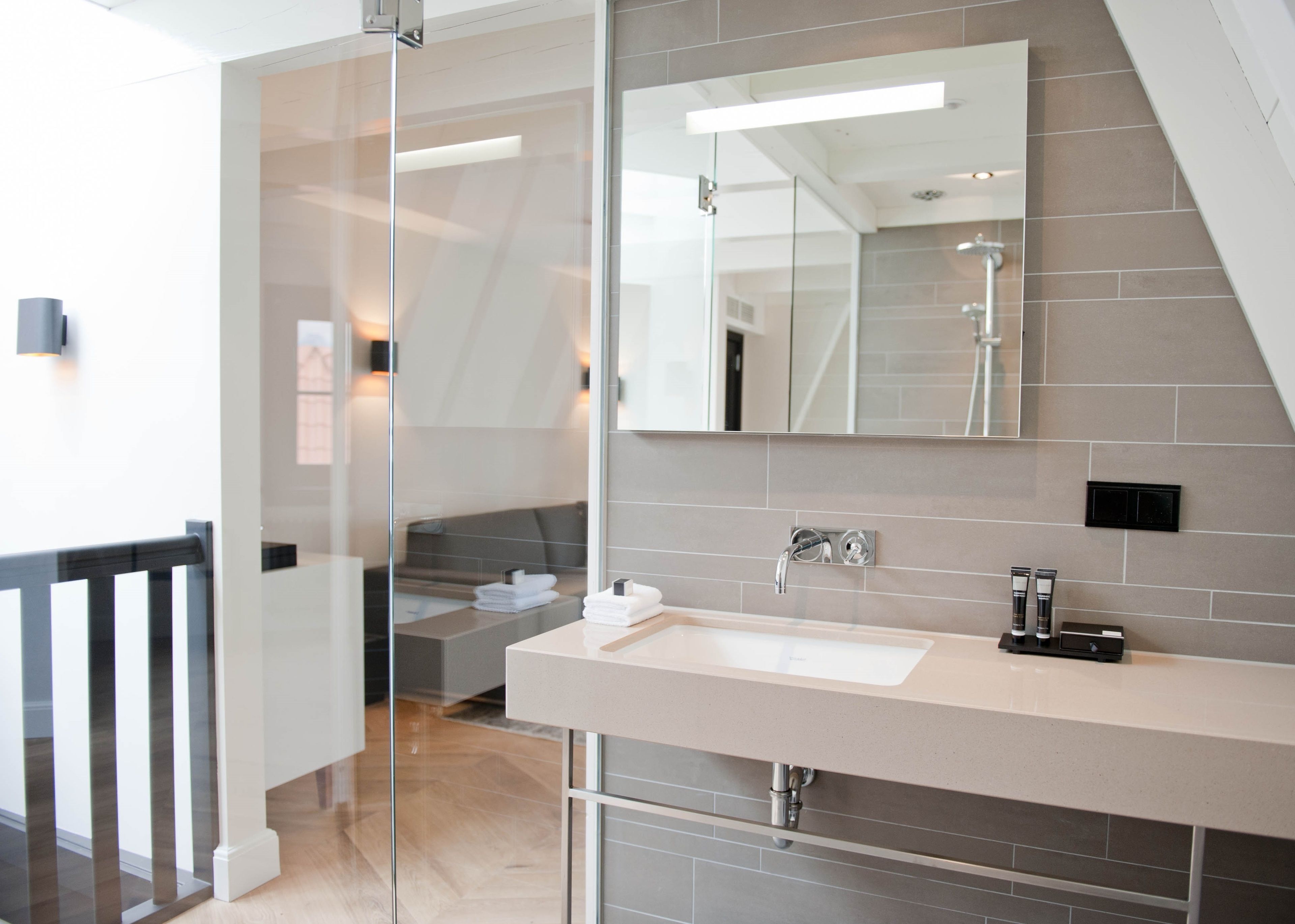 suite, 1 bedroom (reestraat suite) | bathroom | shower, hair dryer, towels