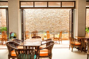 Breakfast and lunch served, Thai cuisine - Crystal Inn Phuket (Phuket)