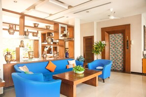 Lobby sitting area - Crystal Inn Phuket (Phuket)