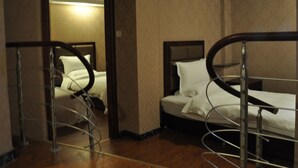 A hotel room with two beds, a large mirror, and a wooden floor. - GreenTree Inn TaiYuan Jiancaoping District XingHua Street Hotel (Taiyuan)