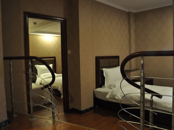 Cofres nos quartos, cortinas blackout, ferros/tábuas de passar roupa