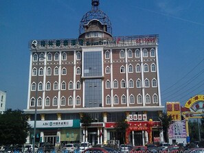 A multi-story building with a central dome and a series of arched windows. - GreenTree Inn TaiYuan Jiancaoping District XingHua Street Hotel (Taiyuan)