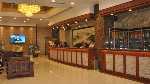 A hotel lobby with a reception desk, a large chandelier, a television screen, and a seating area. - GreenTree Inn TaiYuan Jiancaoping District XingHua Street Hotel (Taiyuan)