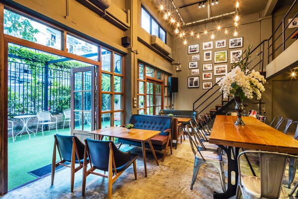 Se sirven desayunos, comidas, cenas y cocina tailandesa