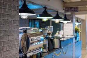 Petit déjeuner, déjeuner et dîner servis sur place
