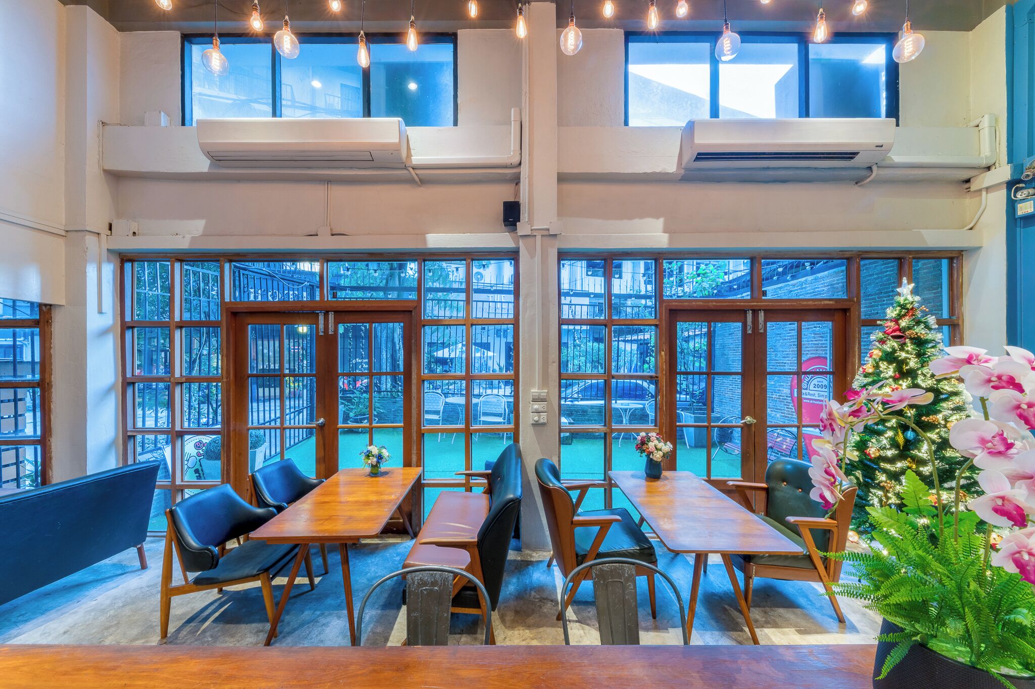 Se sirven desayunos, almuerzos y cenas; cocina tailandesa