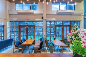 Phục vụ bữa sáng, bữa trưa, bữa tối, món Thái 