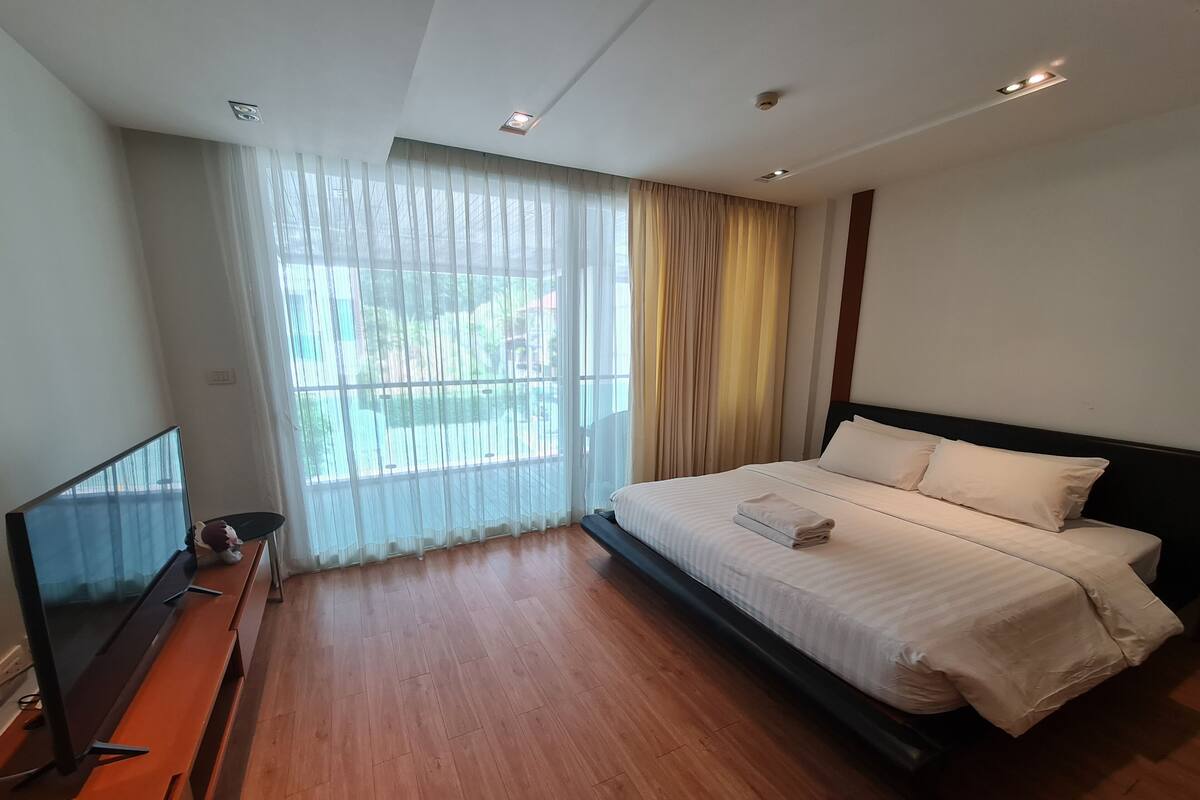 1 Bedroom Duplex Apartment | In-room safe, bed sheets
