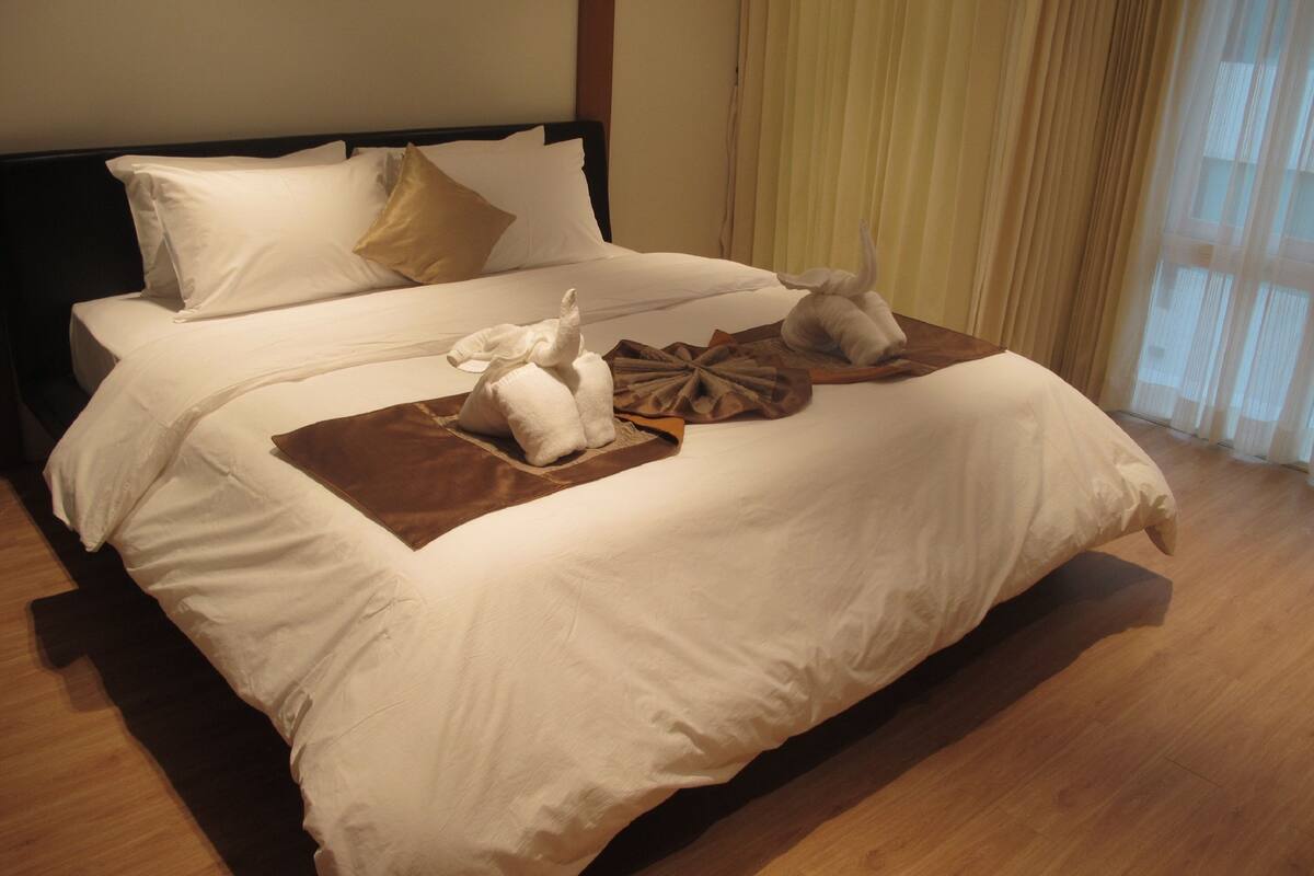 2 Bedroom Duplex Apartment | In-room safe, bed sheets