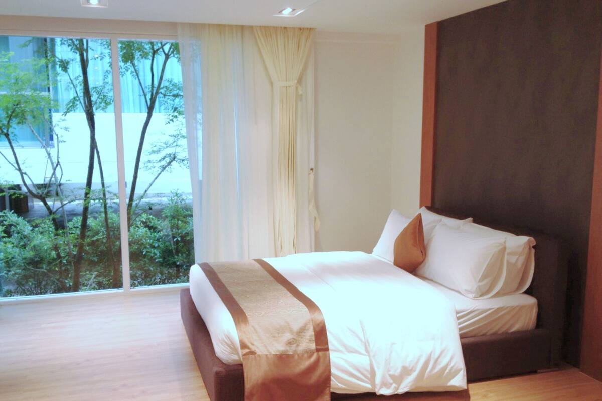 5 Bedroom Apartment with Jacuzzi | In-room safe, bed sheets
