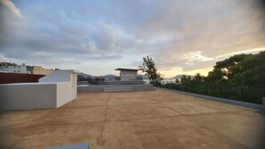 Rom – design, 3 soverom, delvis havutsikt | Utsikt mot strand/hav