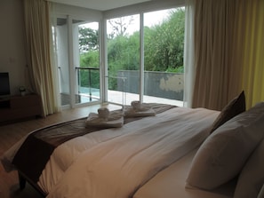 5 Bedroom Apartment with Jacuzzi | Zimmersafe, Bettwäsche