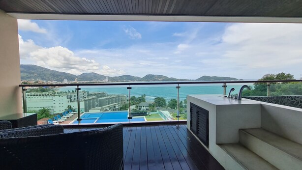 3 Bedroom Apartment with Sea View and Plunge Pool | 露台