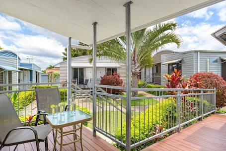 Standard Cabin, Accessible | Balkoni. Tin Can Bay's Sleepy Lagoon Motel