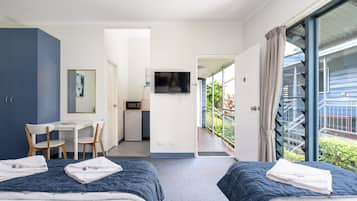 Cabane Standard (Queen and Two Singles) | Restauration dans la chambre