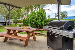 BBQ/picnic Area - Tin Can Bay's Sleepy Lagoon Motel (Tin Can Bay)