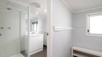 Casa familiar, 3 habitaciones | Baño | Ducha, artículos de higiene personal gratuitos y secador de pelo