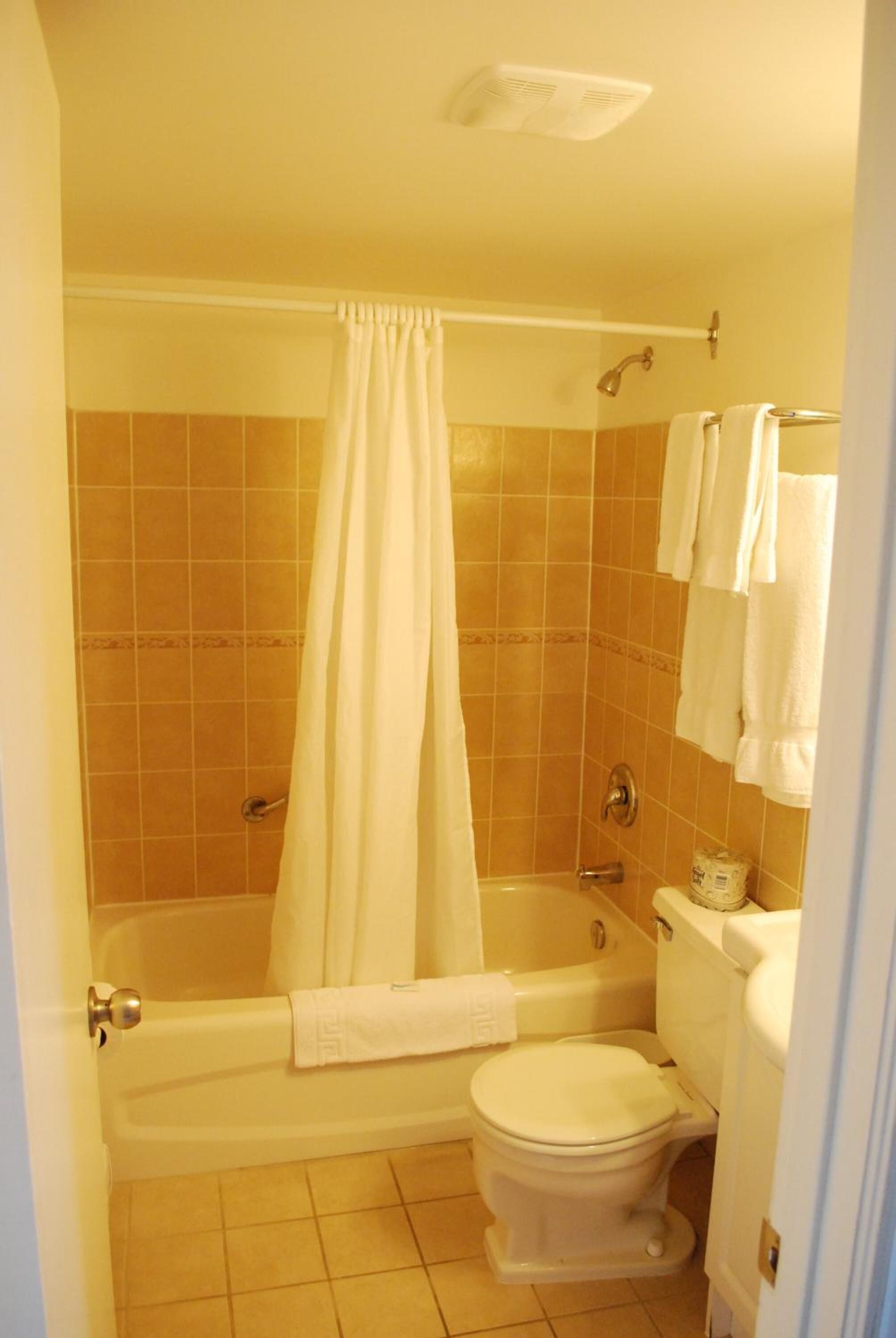 classic room, 2 double beds, canal view | bathroom | combined shower/bathtub, free toiletries, hair dryer, towels