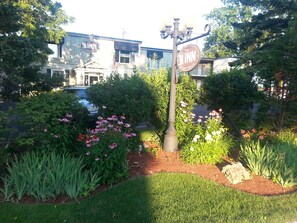 Property grounds - The Inn at Lock Seven (Thorold)