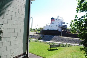 Property grounds - The Inn at Lock Seven (Thorold)